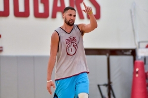 爱游戏-佛祖发型回归！克莱近期回到母校华盛顿州立训练 和学弟同场竞技