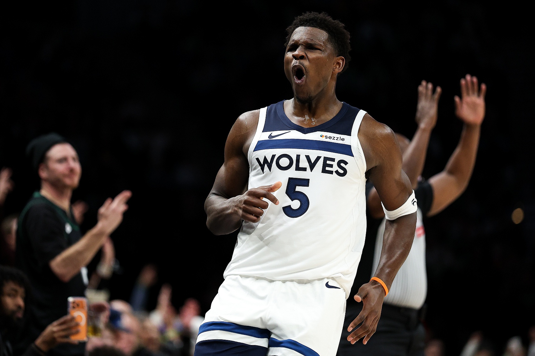 爱游戏官方入口-准绝杀！解说：论关键球 爱德华兹绝对是第一档的存在