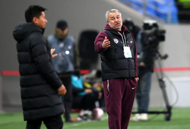 爱游戏APP-主帅外援自救！海牛猛冲猛打破客场0胜0进球尴尬