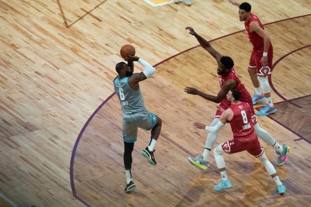 爱游戏-【现场】纵使身披紫金 克利夫兰依旧是勒布朗的城市