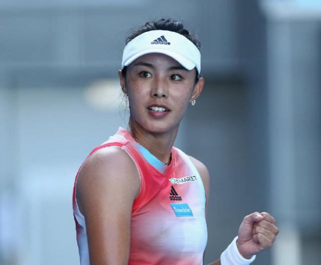 爱游戏-重返澳网32强 王蔷直言天气棘手：风好大，但我挺稳