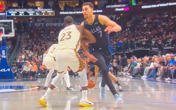 爱游戏官方入口-追梦格林做挡拆掩护时肘击鲍威尔，裁判吹罚一级恶意犯规