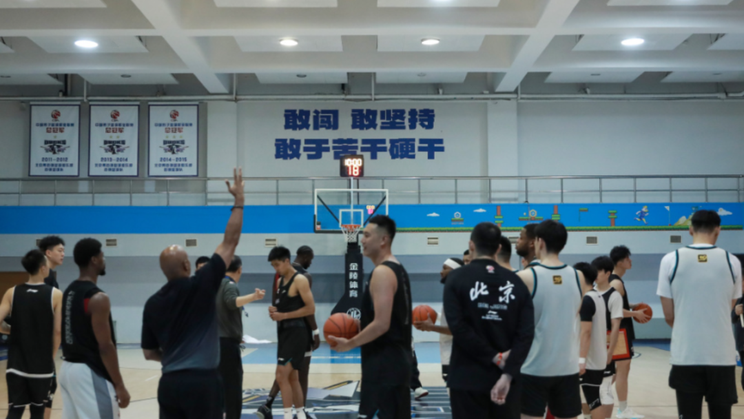 爱游戏官方入口-男篮集结动员 以首钢精神奔赴新征程！